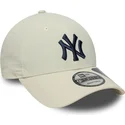 beige-verstellbare-curved-cap-mit-marineblauem-logo-9forty-recycled-der-new-york-yankees-mlb-von-new-era