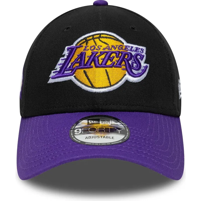 verstellbare-9forty-kappe-mit-gebogenem-schirm-in-schwarz-und-violett-mit-side-patch-der-los-angeles-lakers-nba-von-new-era