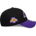 verstellbare-9forty-kappe-mit-gebogenem-schirm-in-schwarz-und-violett-mit-side-patch-der-los-angeles-lakers-nba-von-new-era