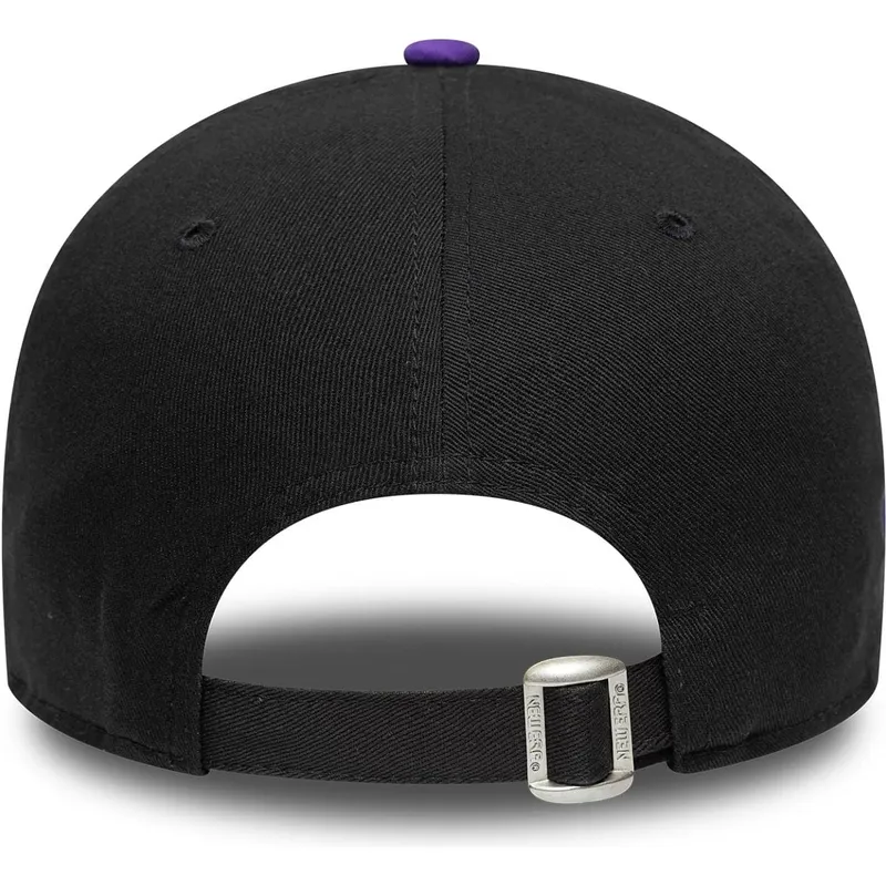 verstellbare-9forty-kappe-mit-gebogenem-schirm-in-schwarz-und-violett-mit-side-patch-der-los-angeles-lakers-nba-von-new-era