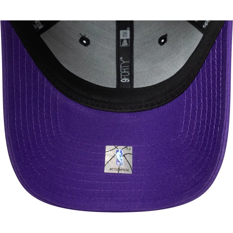 verstellbare-9forty-kappe-mit-gebogenem-schirm-in-schwarz-und-violett-mit-side-patch-der-los-angeles-lakers-nba-von-new-era