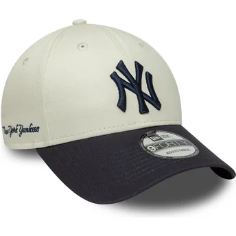 Beige und marineblau verstellbare 9FORTY Side Script Kappe der New York Yankees MLB von New Era