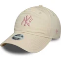beige-verstellbare-damen-cap-mit-gebogenem-schirm-und-rosa-logo-9twenty-contrast-stitch-der-new-york-yankees-mlb-von-new-era