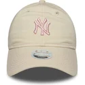 beige-verstellbare-damen-cap-mit-gebogenem-schirm-und-rosa-logo-9twenty-contrast-stitch-der-new-york-yankees-mlb-von-new-era