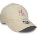 beige-verstellbare-damen-cap-mit-gebogenem-schirm-und-rosa-logo-9twenty-contrast-stitch-der-new-york-yankees-mlb-von-new-era