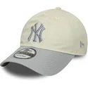 beige-och-gra-justerbar-kurvskarmkeps-for-kvinnor-9twenty-world-series-cooperstown-new-york-yankees-mlb-fran-new-era