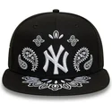 cepice-rovna-cerna-prilehava-59fifty-paisley-new-york-yankees-mlb-new-era