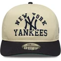 snapback-kappe-mit-gebogenem-schirm-in-beige-und-marineblau-19twenty-heritage-der-new-york-yankees-mlb-von-new-era