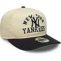 snapback-kappe-mit-gebogenem-schirm-in-beige-und-marineblau-19twenty-heritage-der-new-york-yankees-mlb-von-new-era