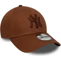 verstellbare-braune-kappe-mit-gebogenem-schirm-und-braunem-logo-9forty-league-essential-der-new-york-yankees-mlb-von-new-era