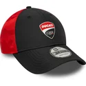 verstellbare-schwarze-und-rote-9forty-kappe-mit-gebogenem-schirm-und-ducati-motor-motogp-logo-von-new-era
