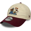 beige-und-granatrote-verstellbare-9twenty-kappe-mit-gebogenem-schirm-von-garfield-und-odie-von-new-era