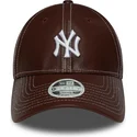 braune-gebogene-verstellbare-damenkappe-9forty-topstitch-pu-der-new-york-yankees-mlb-von-new-era