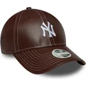 braune-gebogene-verstellbare-damenkappe-9forty-topstitch-pu-der-new-york-yankees-mlb-von-new-era