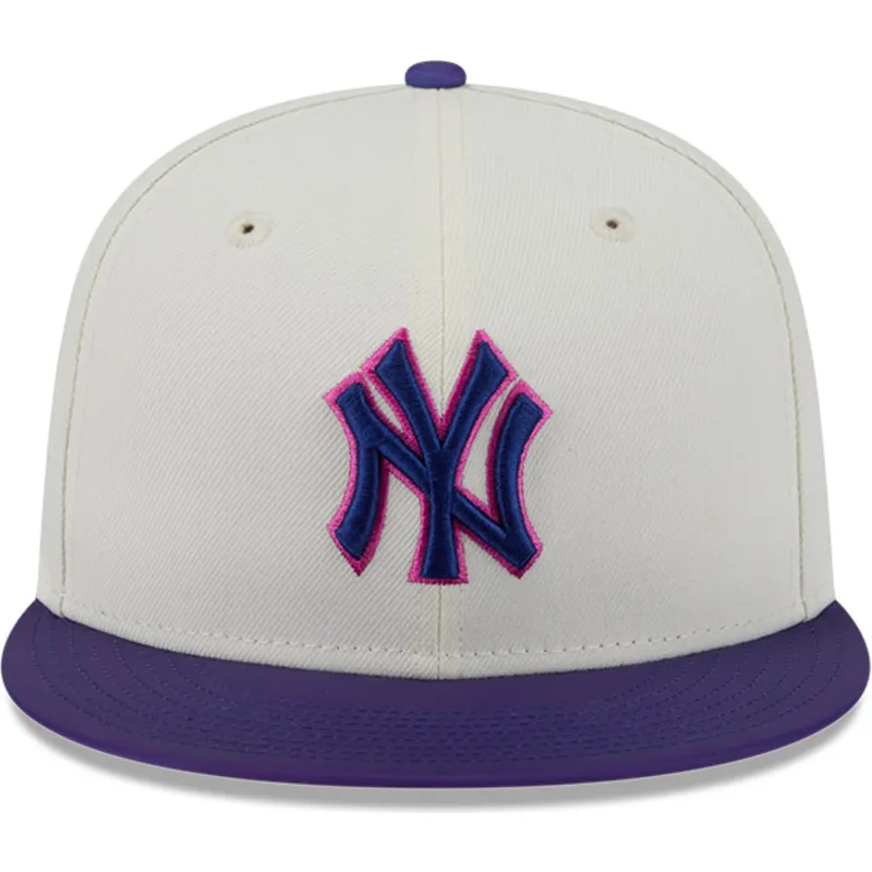 gorra-plana-beige-y-violeta-ajustada-59fifty-clr-dvlp-de-new-york-yankees-mlb-de-new-era
