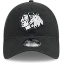 schwarze-verstellbare-9twenty-kappe-mit-gebogenem-schirm-stamp-von-chicago-blackhawks-nhl-von-new-era