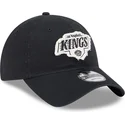 svart-justerbar-kurvad-keps-9twenty-stamp-fran-los-angeles-kings-nhl-av-new-era