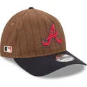gorra-curva-marron-y-azul-marino-ajustable-9twenty-a-frame-wool-pinstripe-de-atlanta-braves-mlb-de-new-era