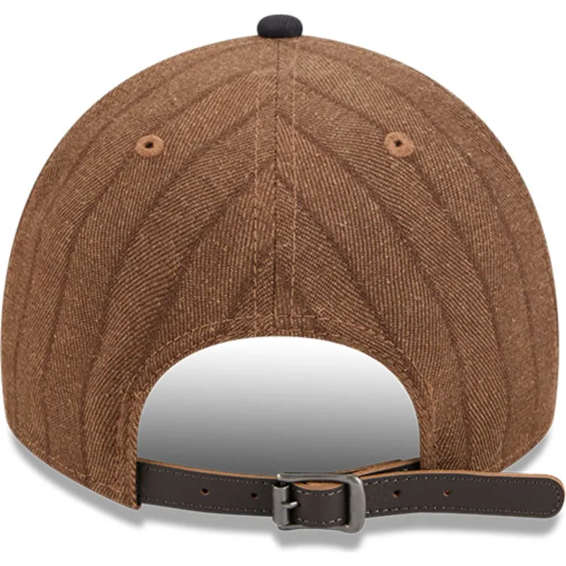 braune-und-marineblaue-verstellbare-curved-cap-9twenty-a-frame-wool-pinstripe-der-boston-red-sox-mlb-von-new-era