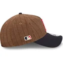 braune-und-marineblaue-verstellbare-curved-cap-9twenty-a-frame-wool-pinstripe-der-boston-red-sox-mlb-von-new-era