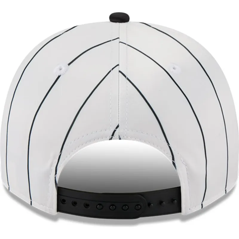 weisse-und-schwarze-gebogene-snapback-kappe-9fifty-a-frame-satin-pinstripe-der-chicago-white-sox-mlb-von-new-era