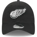 svart-justerbar-kurvad-keps-9twenty-stamp-fran-detroit-red-wings-nhl-av-new-era