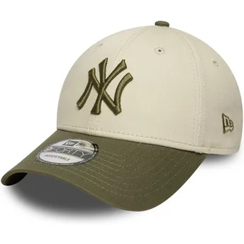 Gorra curva beige y verde ajustable 9FORTY Side Patch de New York Yankees MLB de New Era
