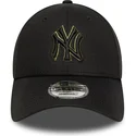 verstellbare-schwarze-curve-cap-mit-grunem-new-york-yankees-mlb-logo-9forty-outline-von-new-era