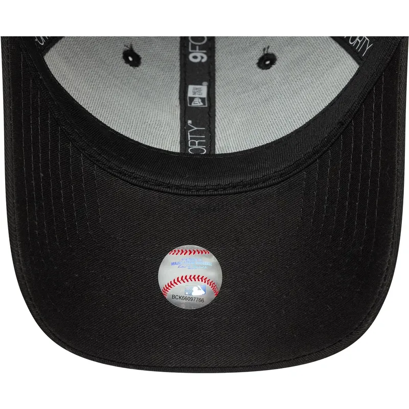 cepice-zaoblena-cerna-nastavitelny-9forty-outline-new-york-yankees-mlb-new-era