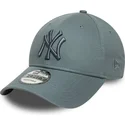 gra-bojd-justerbar-keps-med-gra-logotyp-9forty-league-essential-fran-new-york-yankees-mlb-av-new-era