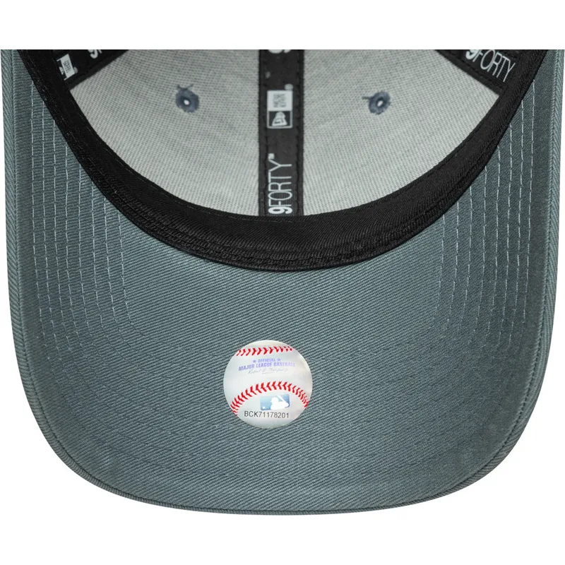 gra-bojd-justerbar-keps-med-gra-logotyp-9forty-league-essential-fran-new-york-yankees-mlb-av-new-era