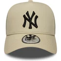beige-gebogener-snapback-9forty-e-frame-side-patch-cap-der-new-york-yankees-mlb-von-new-era