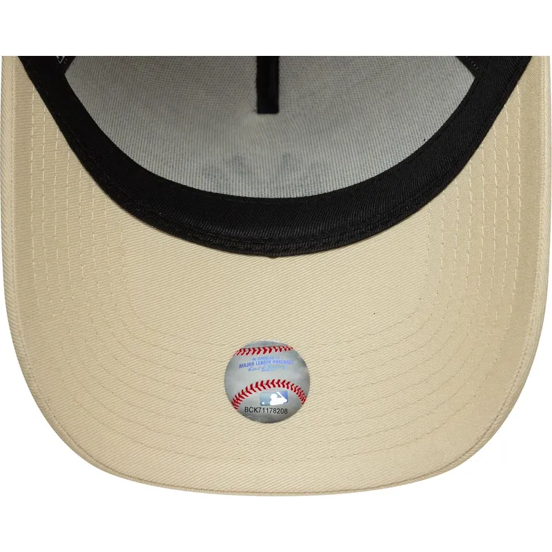 beige-gebogene-snapback-kappe-9forty-e-frame-side-patch-der-new-york-yankees-mlb-von-new-era