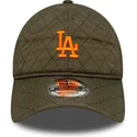 grune-verstellbare-curved-cap-mit-orangefarbenem-logo-9twenty-quilted-der-los-angeles-dodgers-mlb-von-new-era
