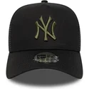 gorra-trucker-negra-con-logo-verde-a-frame-league-essential-de-new-york-yankees-mlb-de-new-era