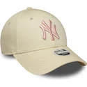gorra-curva-beige-ajustable-para-mujer-con-logo-rosa-9forty-league-essential-de-new-york-yankees-mlb-de-new-era