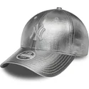 gebogene-silberne-verstellbare-damenkappe-9forty-metallic-der-new-york-yankees-mlb-von-new-era