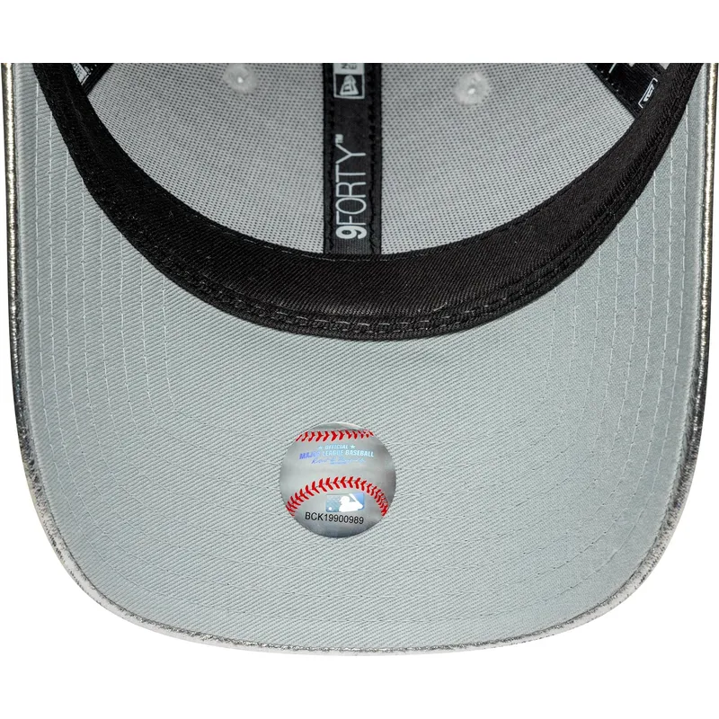 gebogene-silberne-verstellbare-damenkappe-9forty-metallic-der-new-york-yankees-mlb-von-new-era