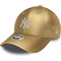 new-era-9forty-new-york-yankees-mlb-verstellbare-damenkappe-mit-gebogenem-schirm-in-metallic-gold