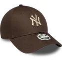 gorra-curva-marron-ajustable-para-mujer-con-logo-beige-9forty-league-essential-de-new-york-yankees-mlb-de-new-era