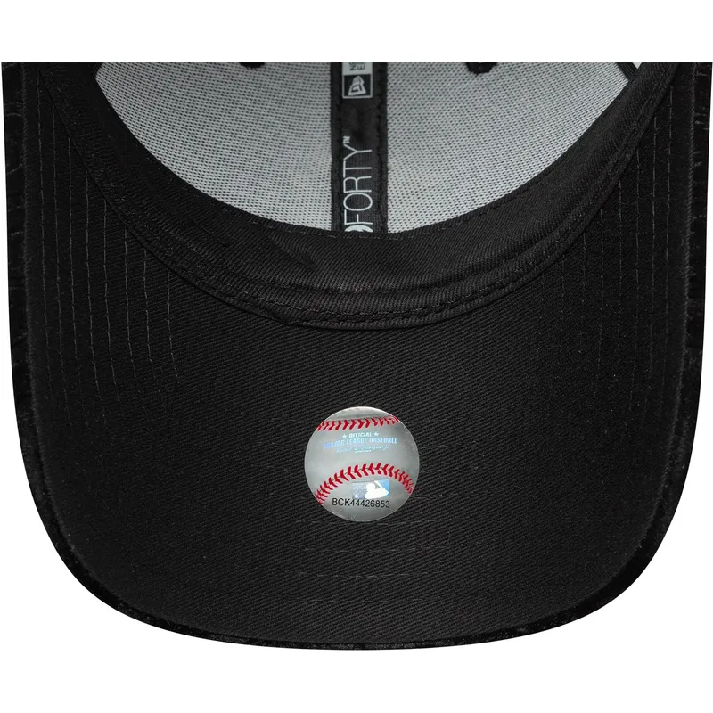 schwarze-verstellbare-curved-cap-fur-damen-mit-gelbem-logo-9forty-leo-velour-metallic-der-new-york-yankees-mlb-von-new-era