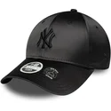 svart-justerbar-damkeps-med-bojd-skarm-och-svart-logotyp-9forty-satin-bow-back-new-york-yankees-mlb-fran-new-era
