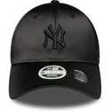schwarze-verstellbare-curved-cap-fur-damen-mit-schwarzem-logo-9forty-satin-bow-back-der-new-york-yankees-mlb-von-new-era
