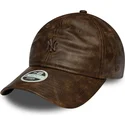 verstellbare-braune-damenkappe-mit-gebogenem-schirm-und-braunem-logo-9twenty-worn-pu-der-new-york-yankees-mlb-von-new-era