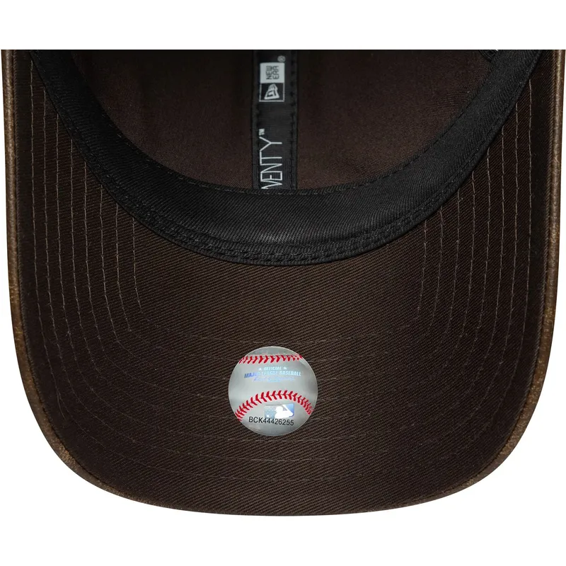 cepice-zaoblena-hneda-nastavitelny-9twenty-worn-pu-new-york-yankees-mlb-new-era
