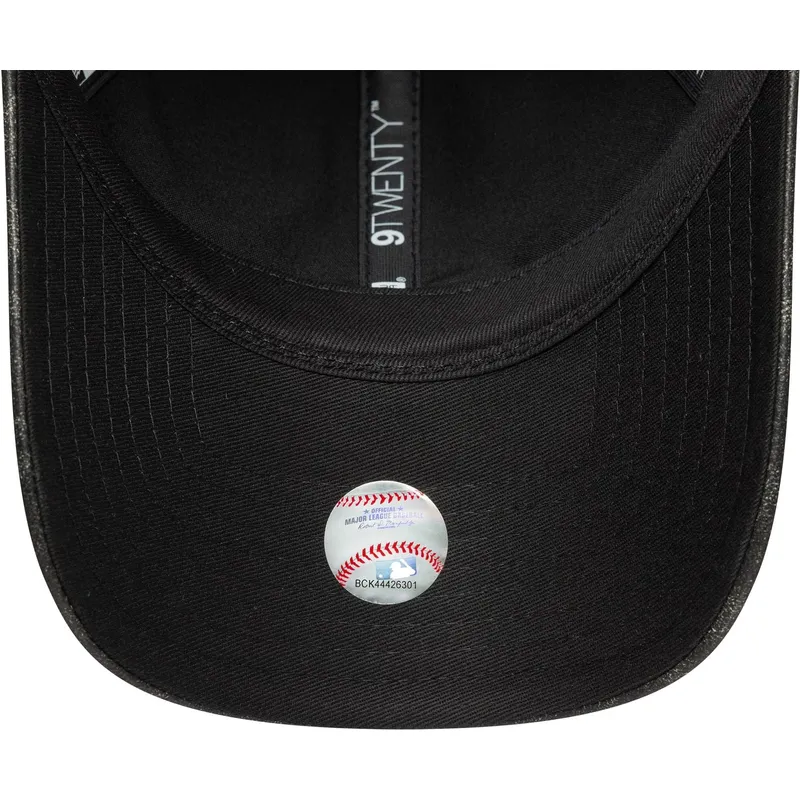 justerbar-svart-bojd-keps-for-kvinnor-med-svart-9twenty-worn-pu-logga-fran-new-york-yankees-mlb-av-new-era