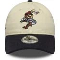 gorra-curva-beige-y-azul-marino-ajustable-para-nino-9twenty-mascot-de-new-era