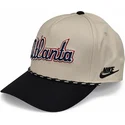 beige-och-svart-bojd-keps-snapback-rise-structured-fran-atlanta-braves-mlb-av-nike