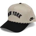 gorra-curva-beige-y-negra-snapback-rise-structured-de-new-york-yankees-mlb-de-nike