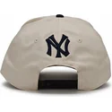 beige-und-schwarze-snapback-kappe-mit-gebogenem-schirm-rise-structured-new-york-yankees-mlb-von-nike
